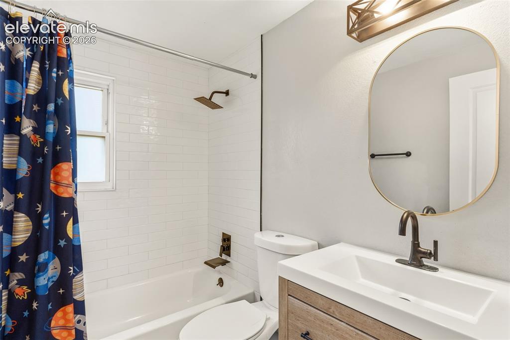 Image 18 of 39: Bathroom