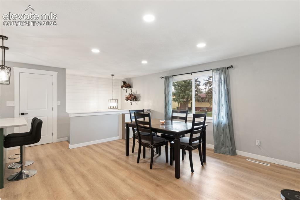 Image 7 of 39: Dining Area