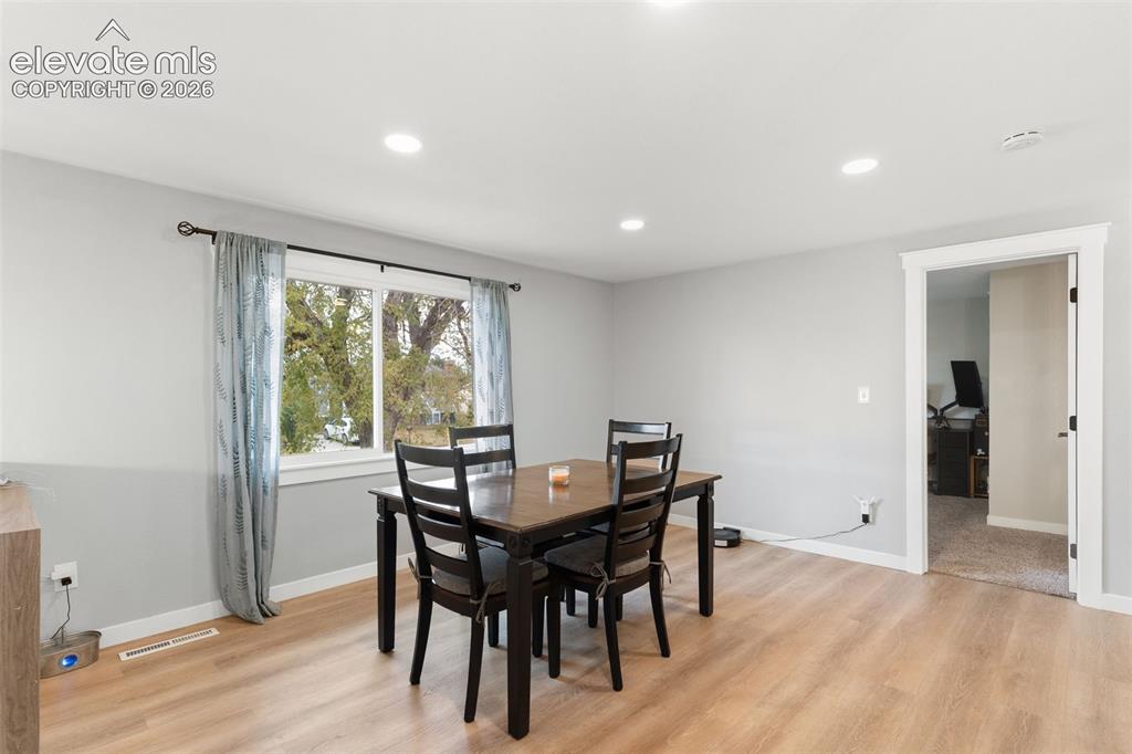 Image 9 of 39: Dining Area
