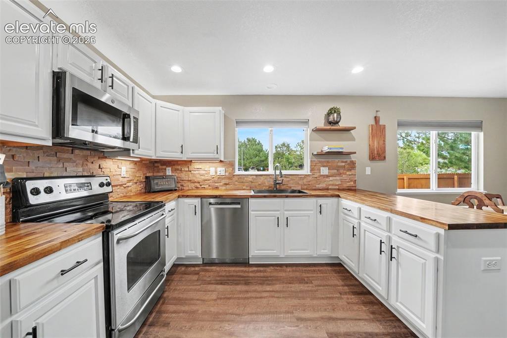 Image 11 of 34: Beautifully updated kitchen 