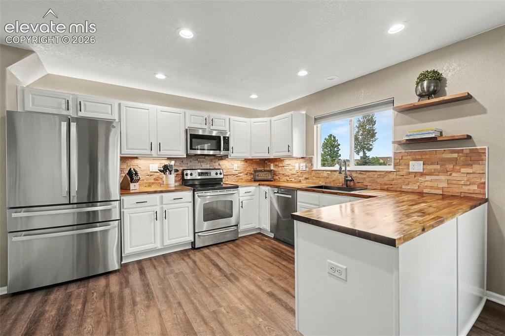 Image 14 of 34: Kitchen