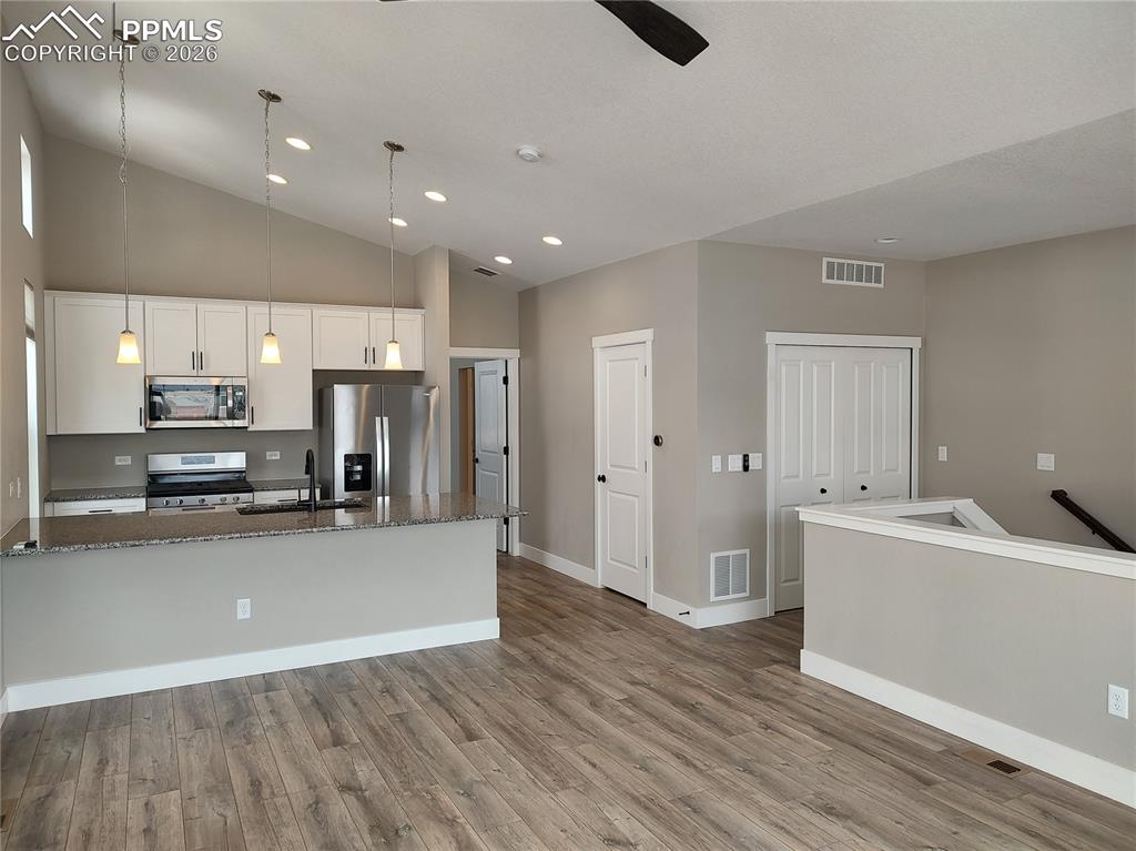 Image 7 of 16: Kitchen