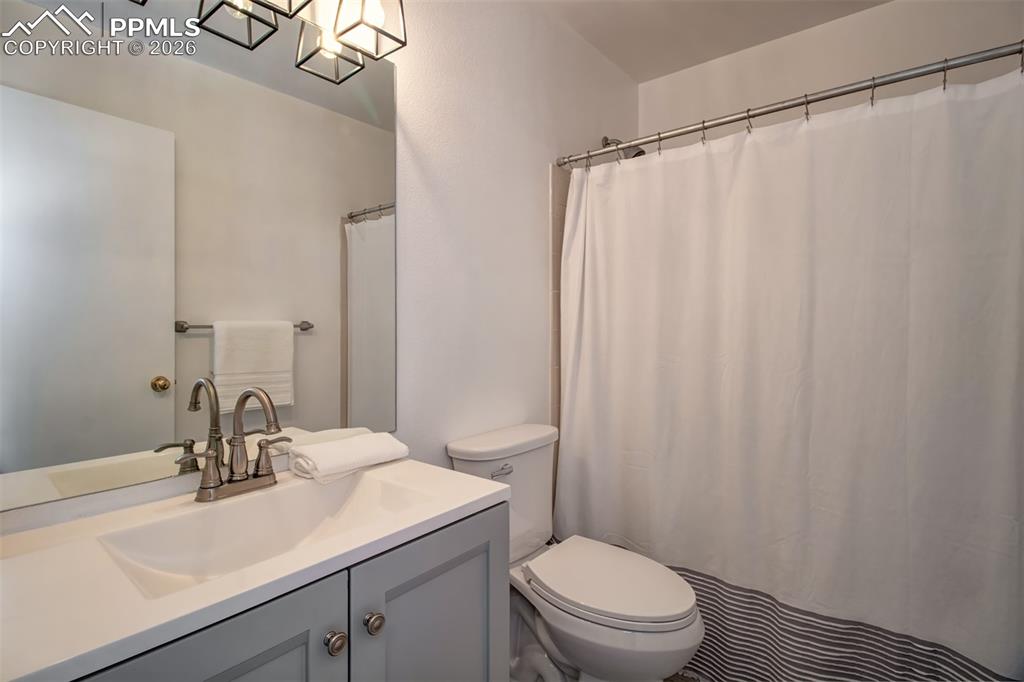 Image 18 of 33: Bathroom