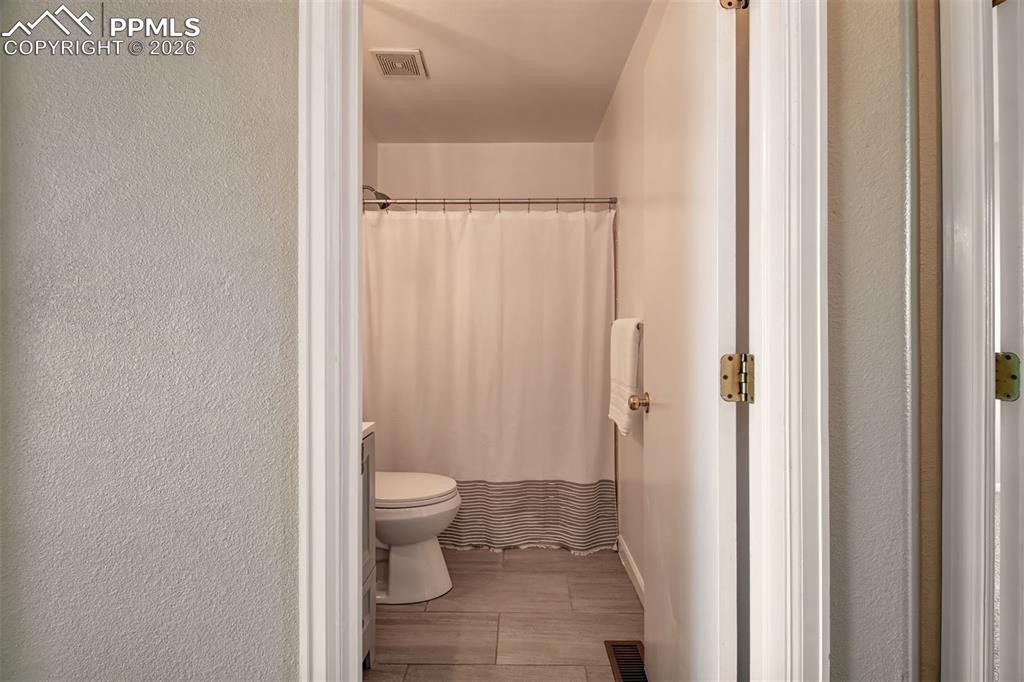 Image 19 of 33: Bathroom