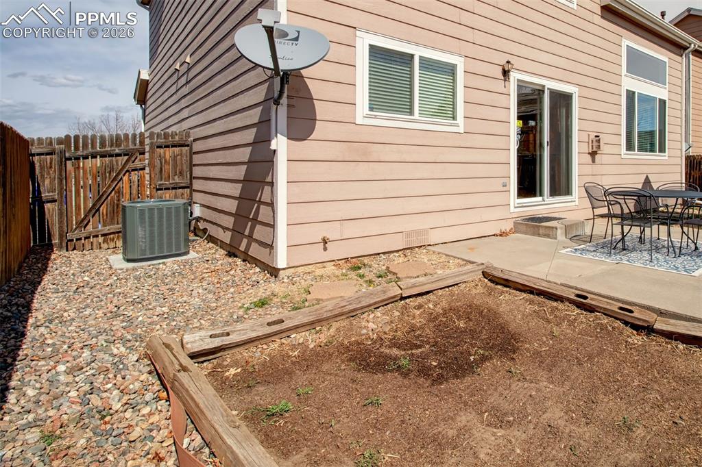 Image 29 of 33: Back of Structure