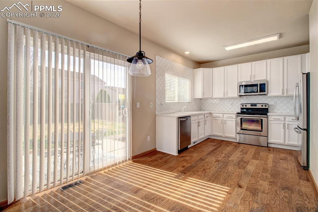 Image 9 of 33: Kitchen