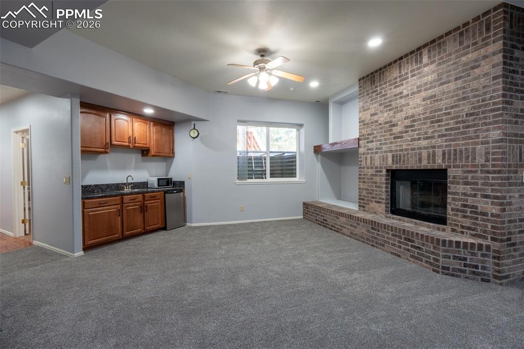 Image 32 of 49: Family Room 10 Ft ceilings, wet bar, garden level, wood burning fireplace 