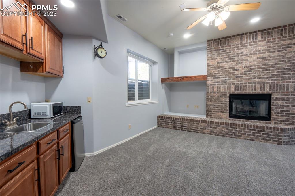 Image 34 of 49: Family Room 10 Ft ceilings, wet bar, garden level, wood burning fireplace 
