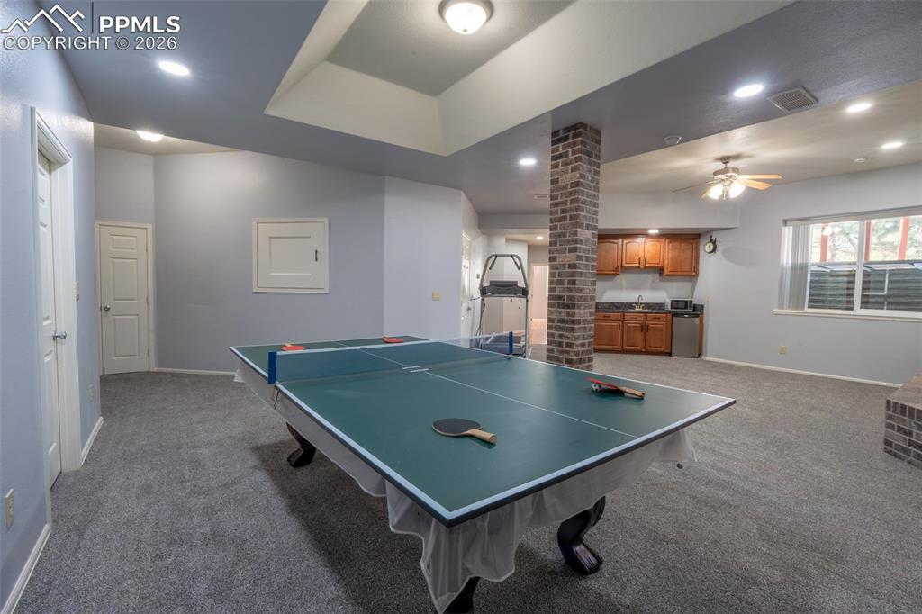 Image 36 of 49: Family Room 10 Ft ceilings, wet bar, garden level, wood burning fireplace, 