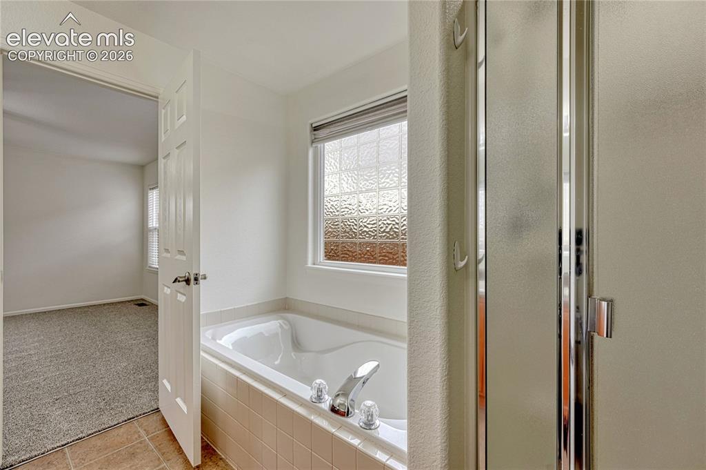 Image 18 of 36: Soaker tub.