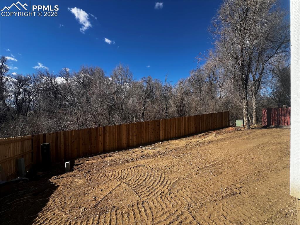 Image 25 of 26: Yard