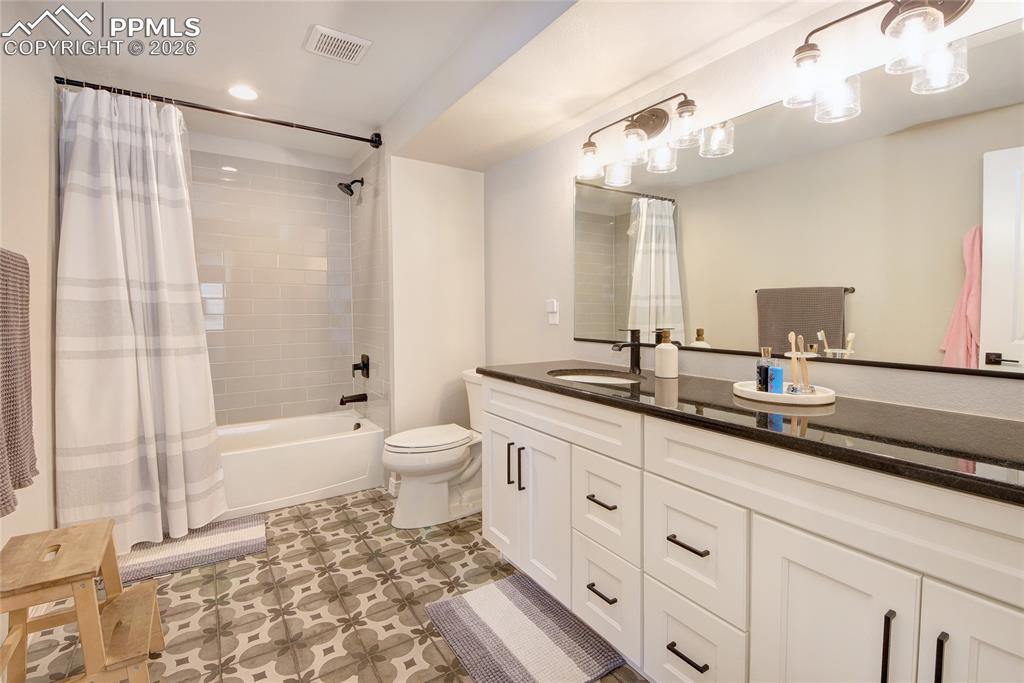 Image 21 of 42: Bathroom