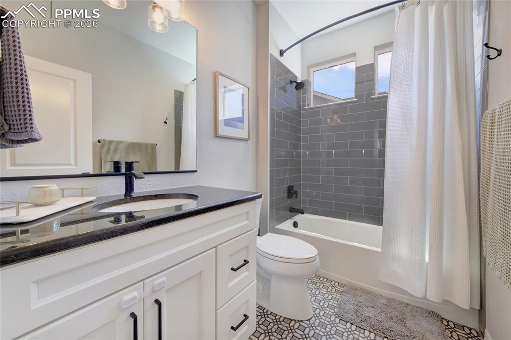 Image 25 of 42: Bathroom