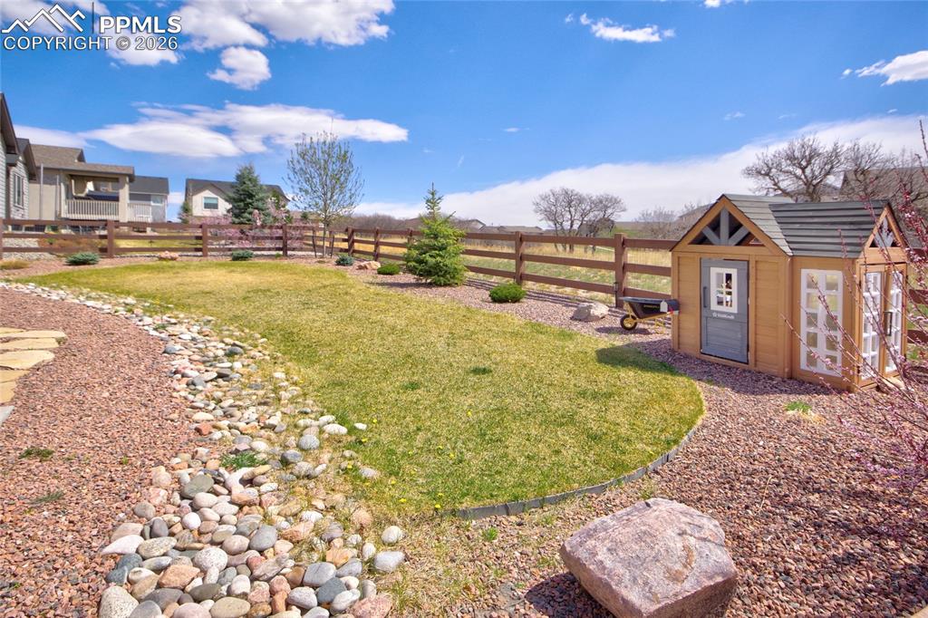 Image 41 of 42: Yard