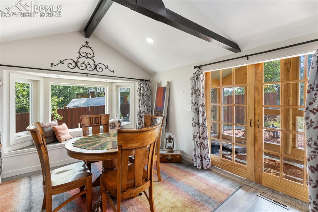 Image 17 of 44: Dining Area