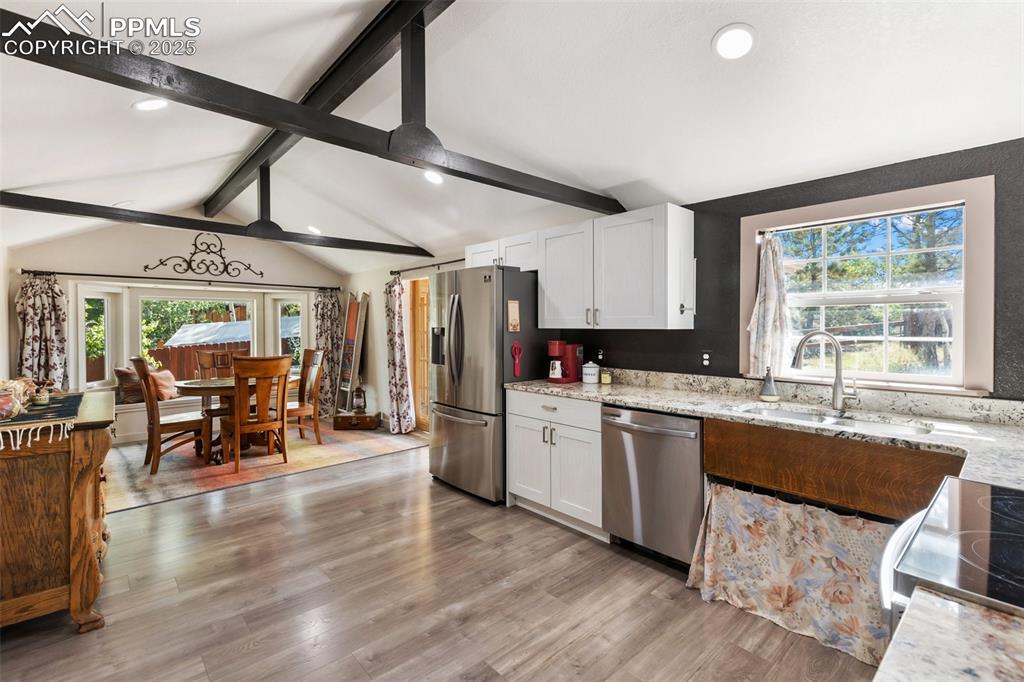 Image 20 of 44: Kitchen