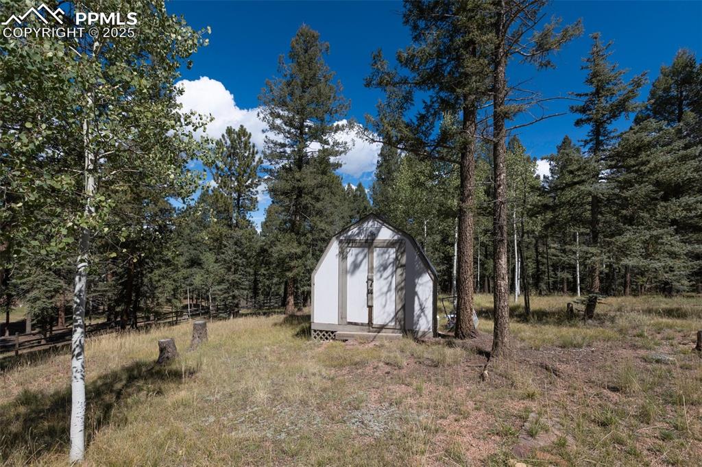 Image 43 of 44: Yard