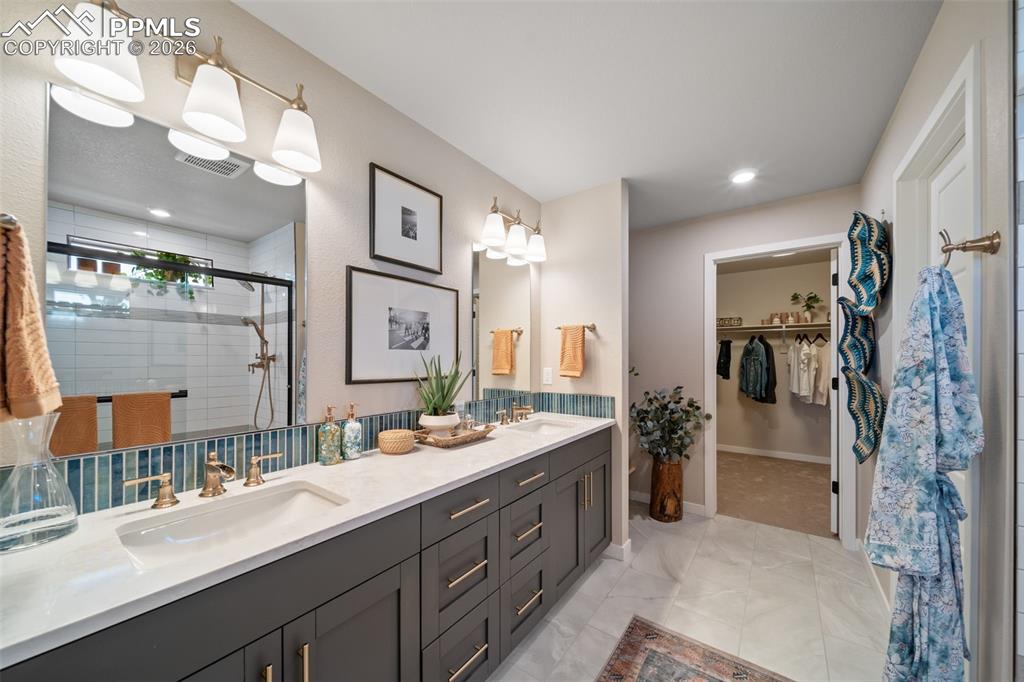 Image 34 of 49: Photos of a model home