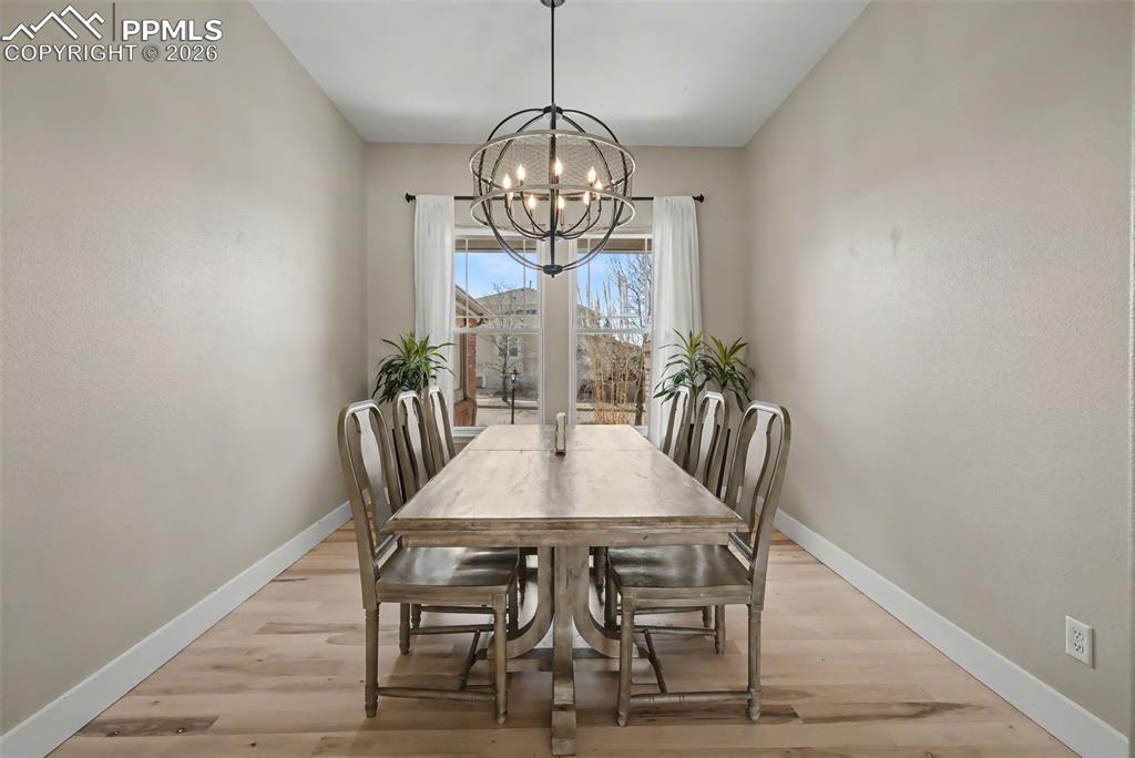 Image 11 of 50: Dining Area