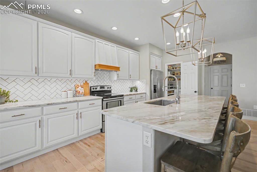 Image 12 of 50: Kitchen