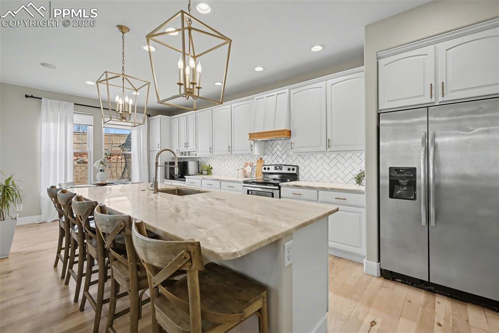 Image 13 of 50: Kitchen