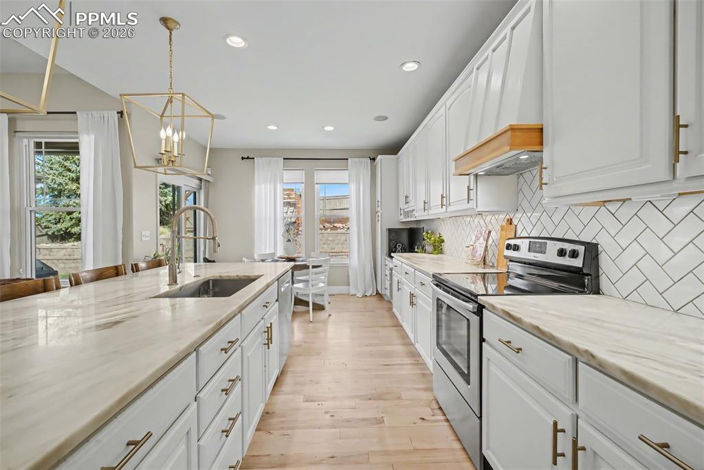 Image 15 of 50: Kitchen