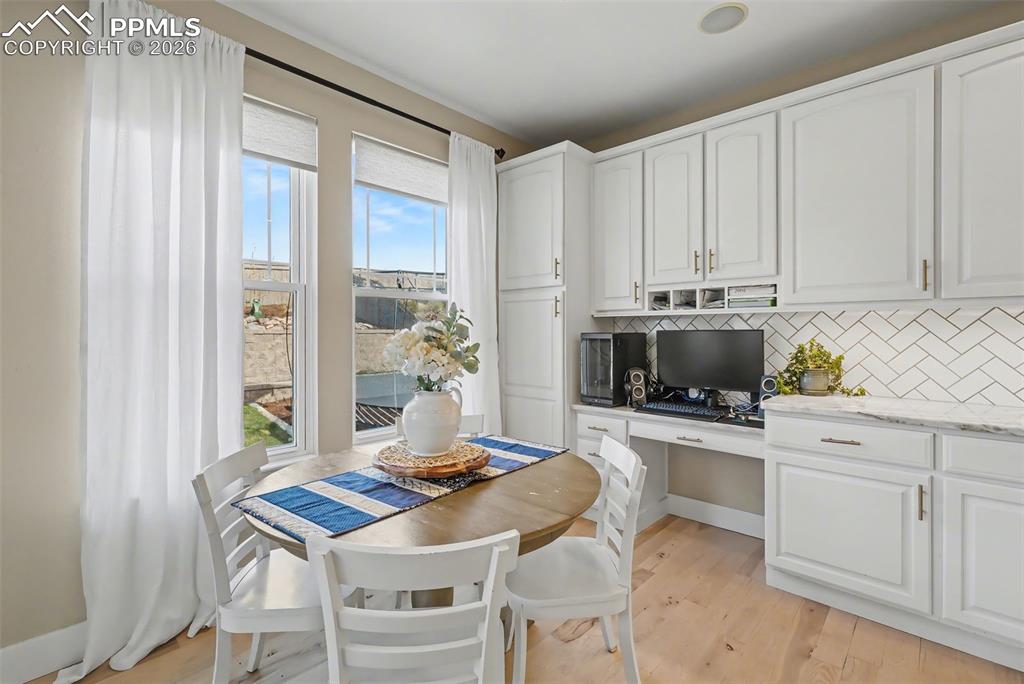 Image 17 of 50: Dining Area