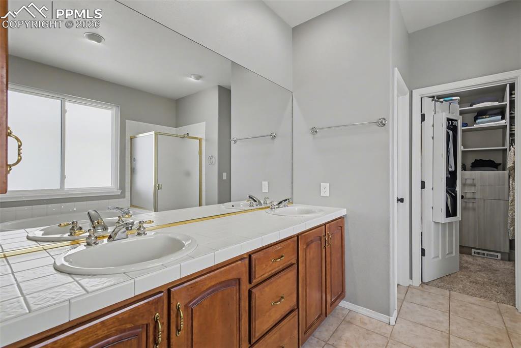 Image 22 of 50: Bathroom