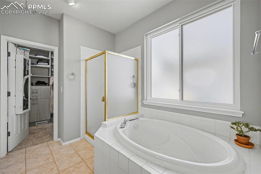 Image 23 of 50: Bathroom