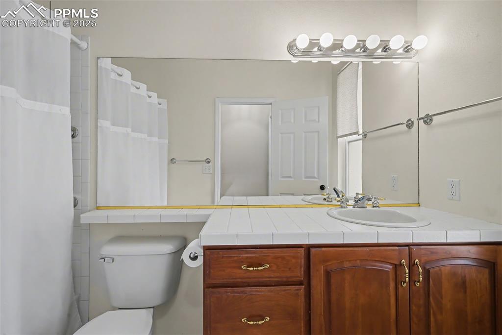 Image 26 of 50: Bathroom