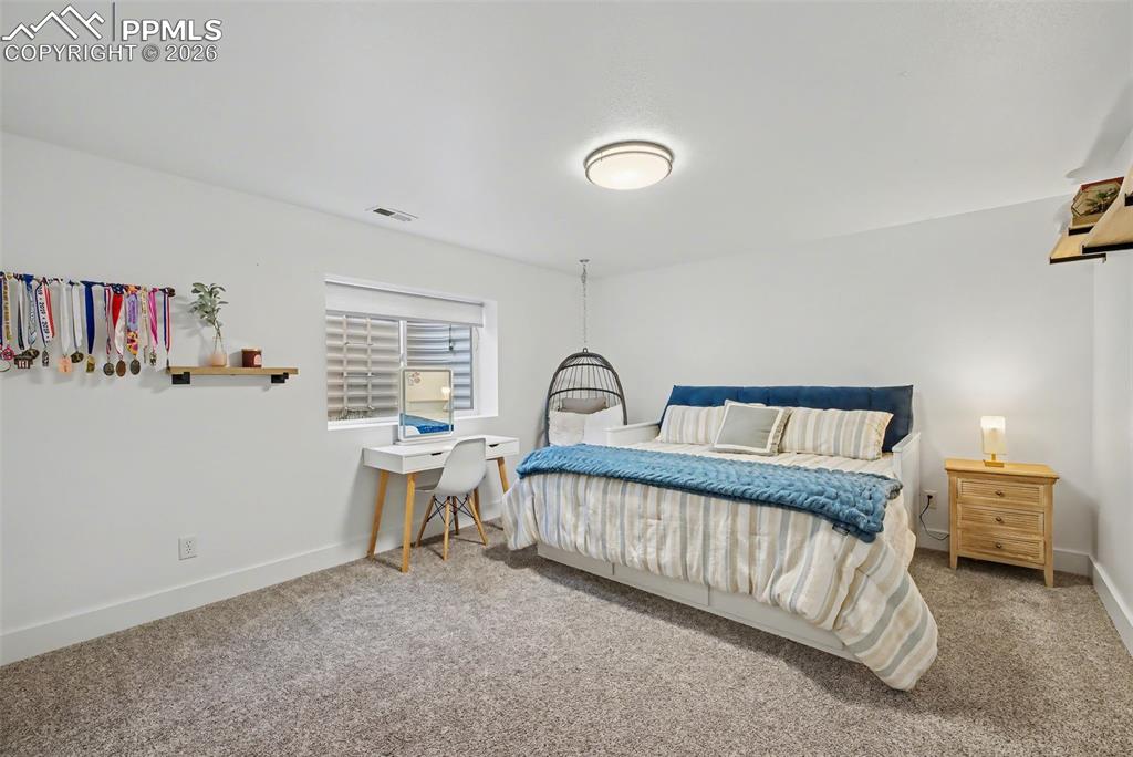 Image 35 of 50: Bedroom