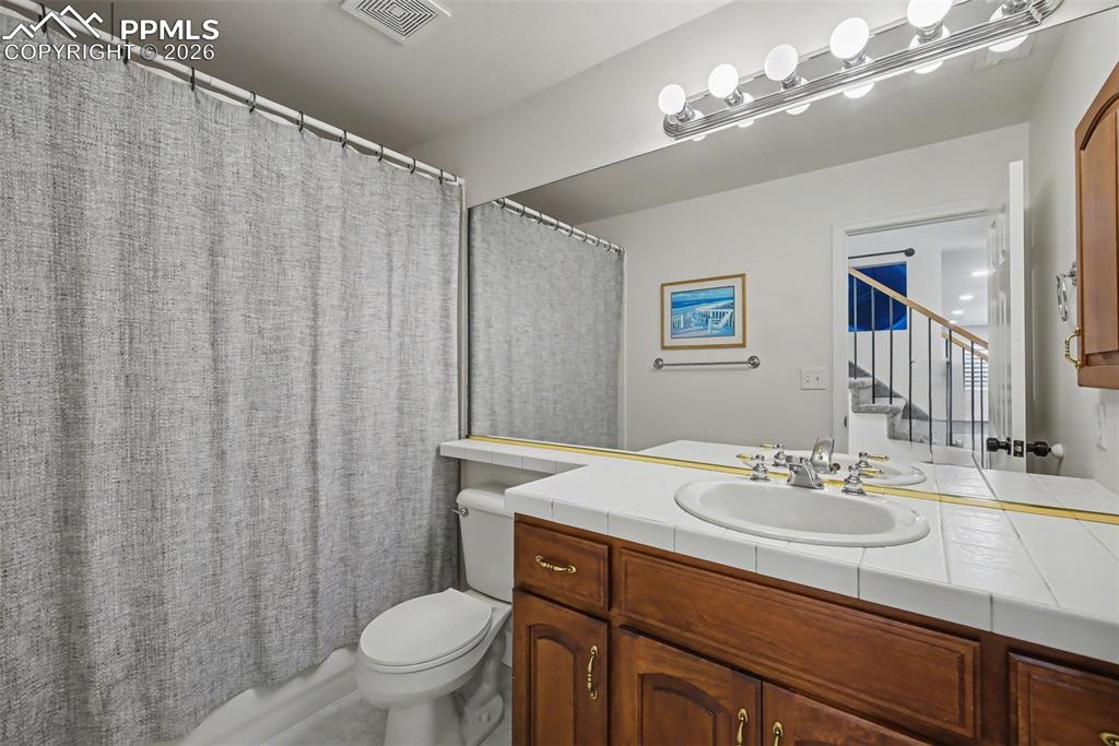 Image 37 of 50: Bathroom