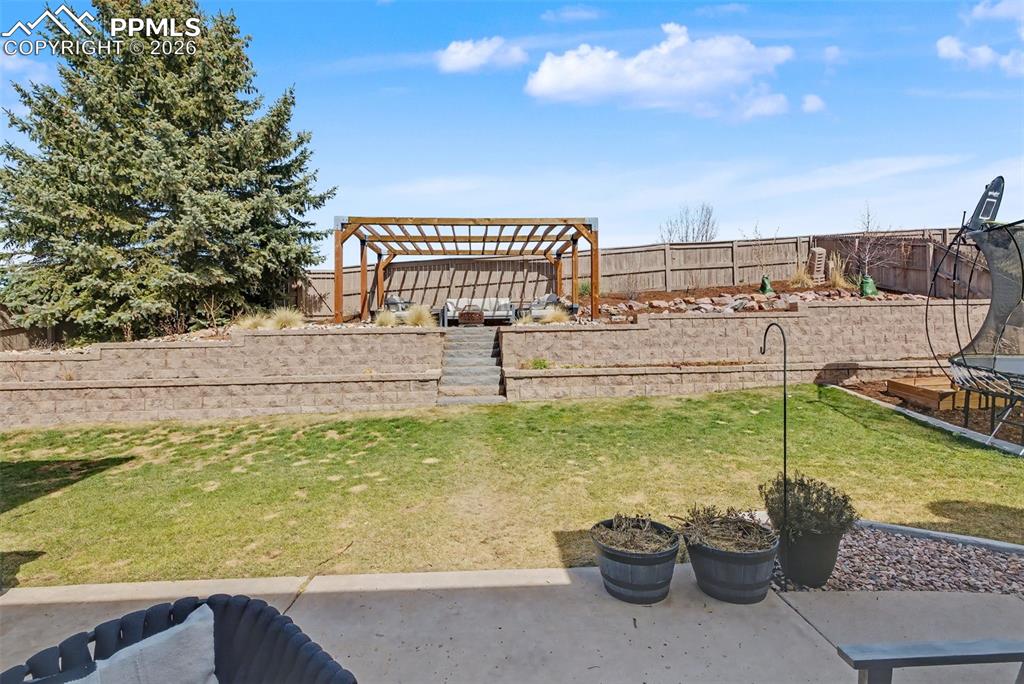 Image 45 of 50: Yard