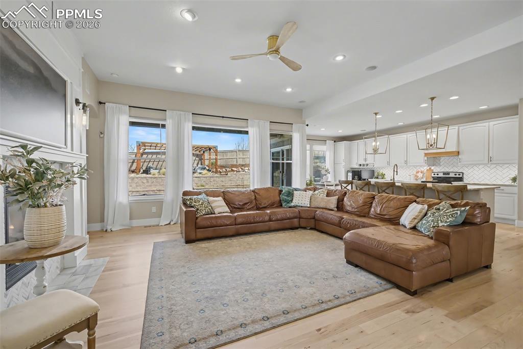 Image 5 of 50: Living Room