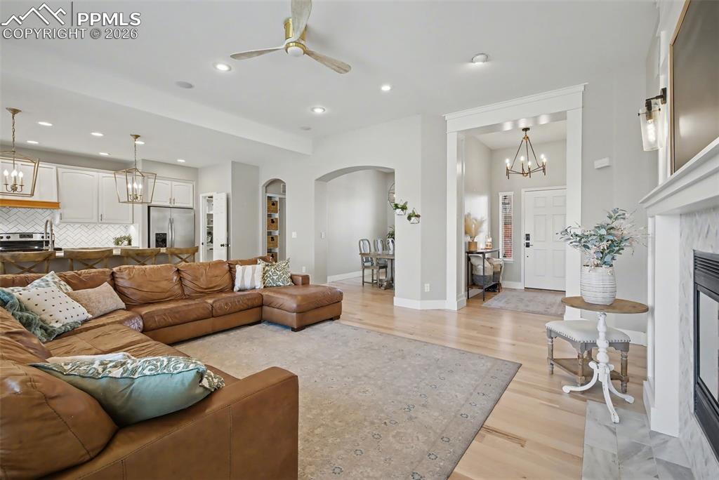 Image 6 of 50: Living Room