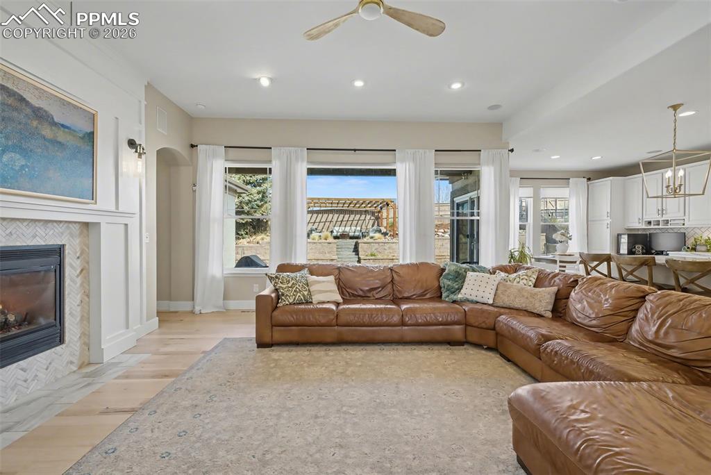 Image 7 of 50: Living Room