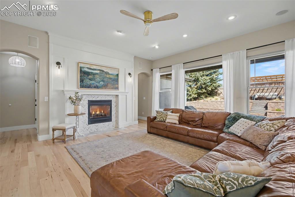 Image 8 of 50: Living Room