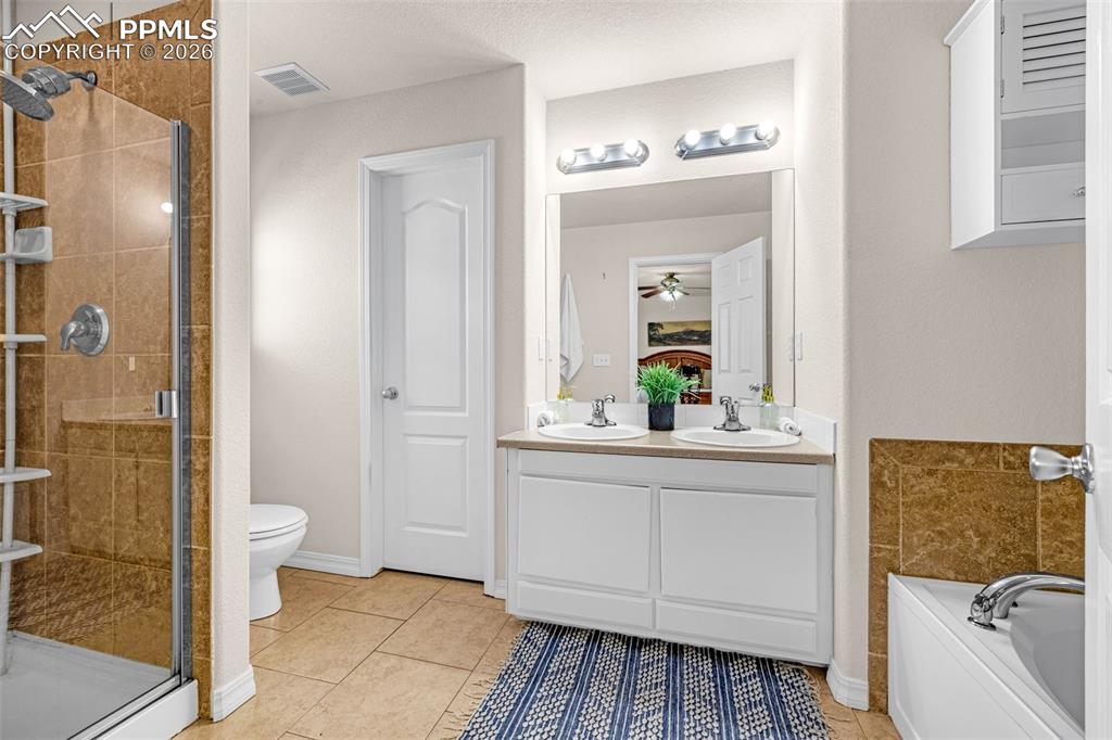 Image 20 of 44: Bathroom