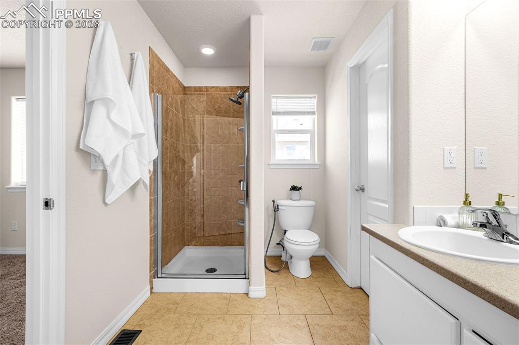 Image 21 of 44: Bathroom