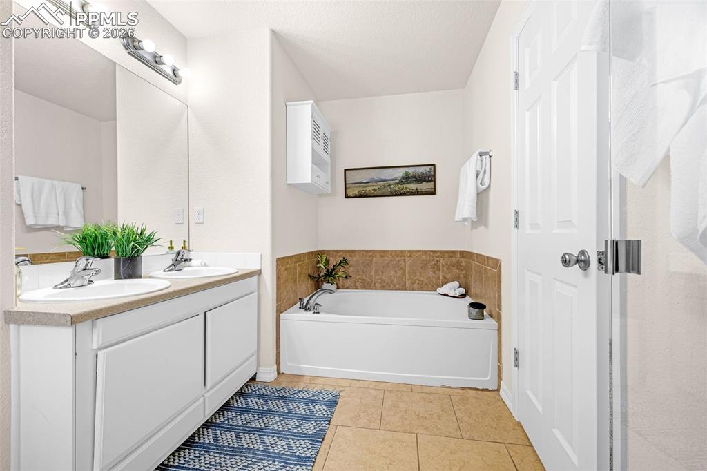 Image 22 of 44: Bathroom