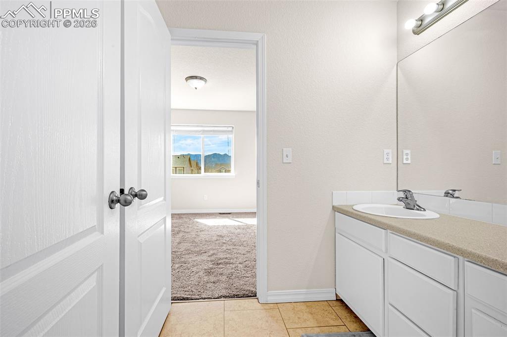 Image 25 of 44: Bathroom