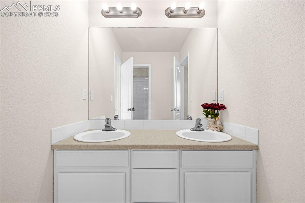 Image 26 of 44: Bathroom