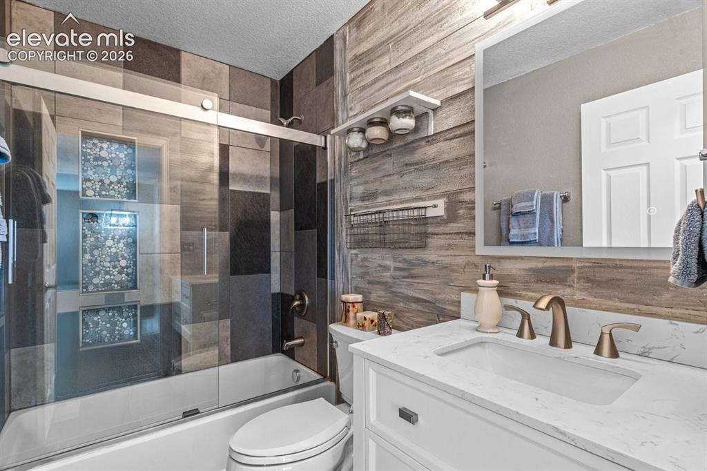 Image 16 of 37: Bathroom