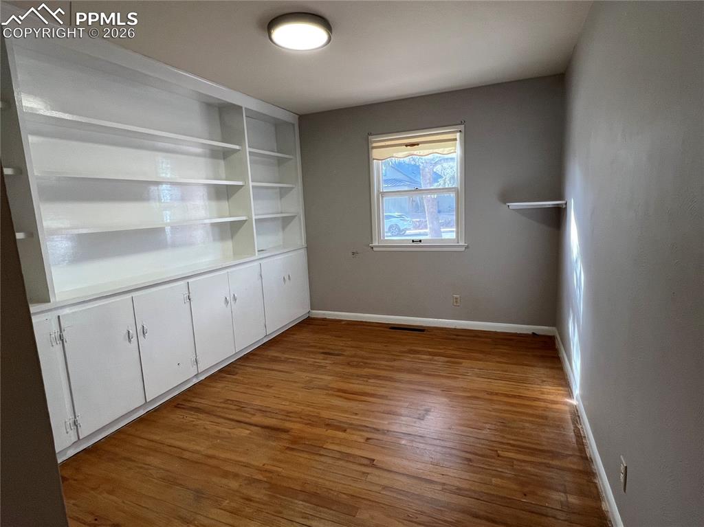 Image 10 of 18: Bedroom