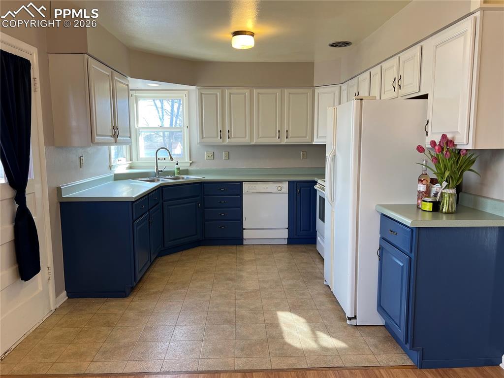 Image 4 of 18: Kitchen