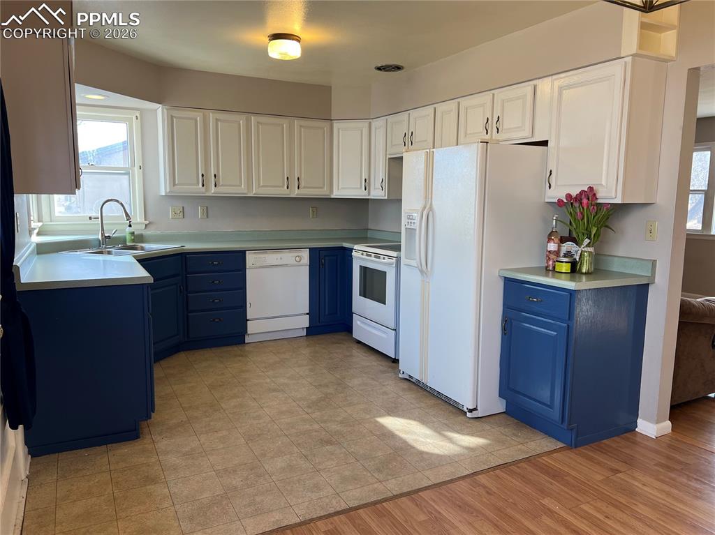 Image 5 of 18: Kitchen