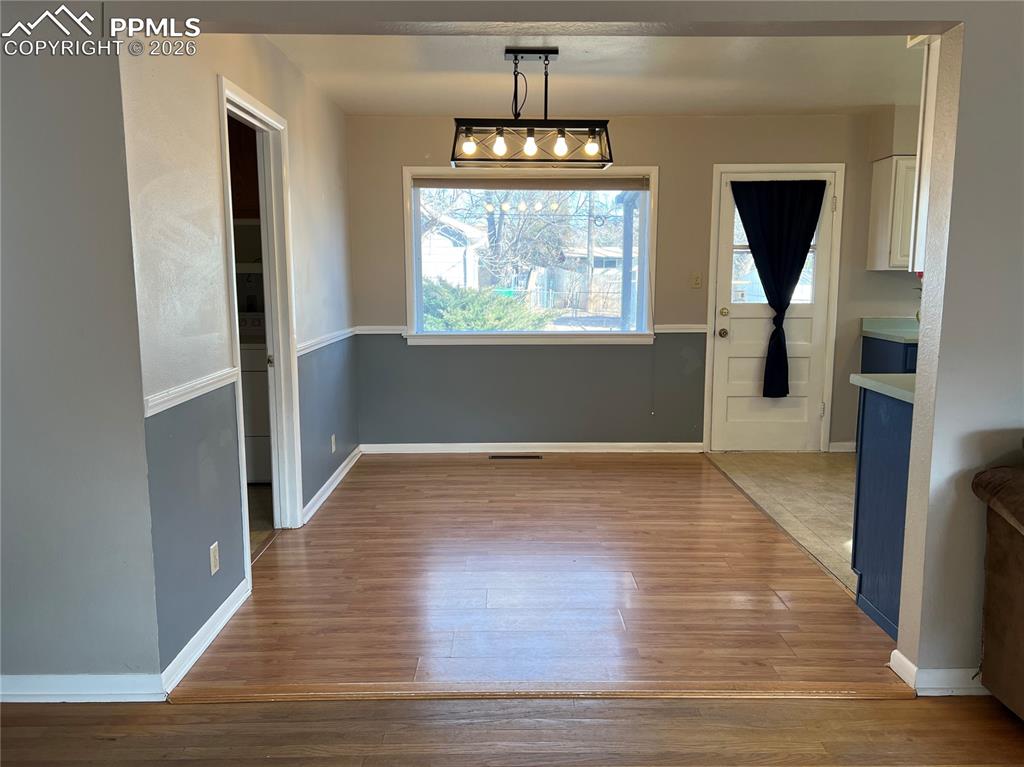 Image 7 of 18: Dining Area