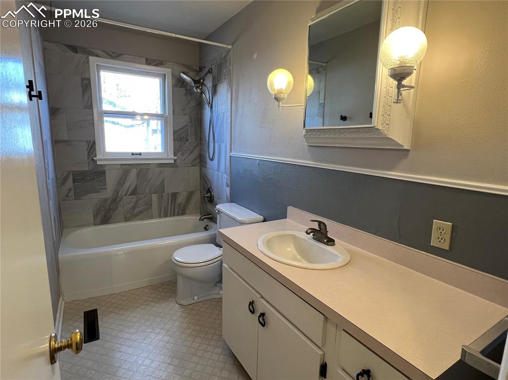 Image 8 of 18: Bathroom