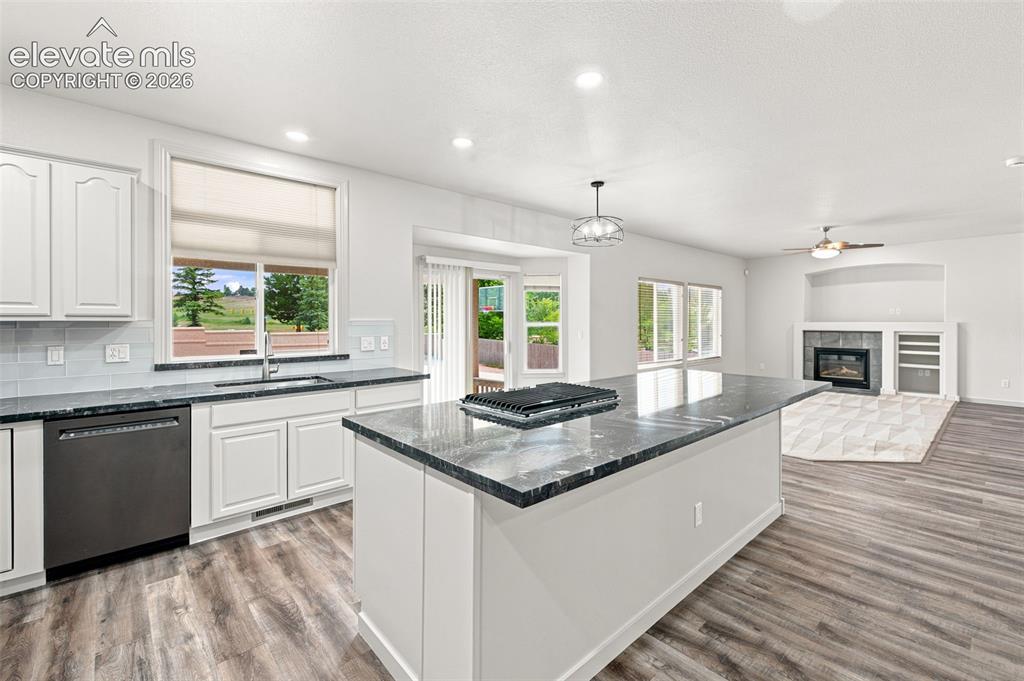 Image 10 of 41: Kitchen