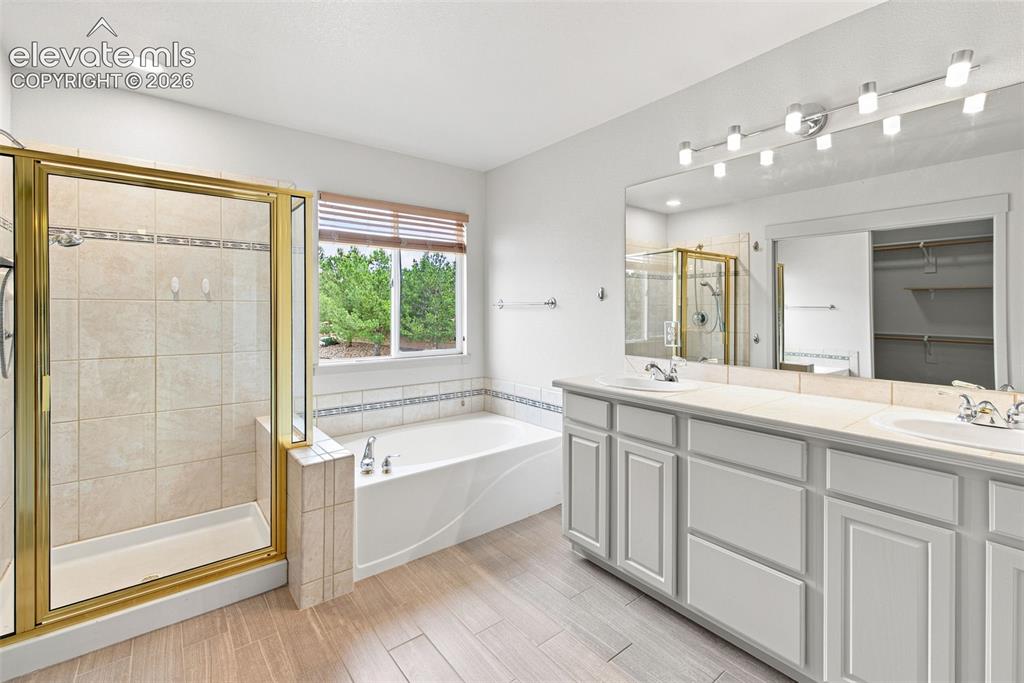 Image 14 of 41: Bathroom
